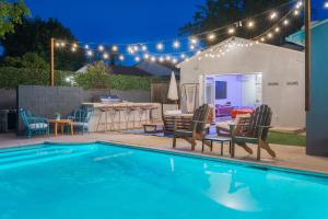 洛杉矶Angel&Rose Universal Hollywood Heated Pool House King Bed的后院设有游泳池、桌子和椅子