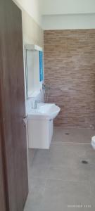 帕特雷Villa Lemonia的浴室设有白色水槽和镜子