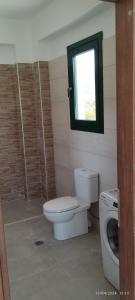 帕特雷Villa Lemonia的一间带卫生间和窗户的浴室