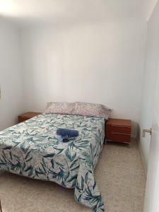 阿利坎特Casa Rural Natur Libre的一间卧室,配有一张蓝色的床