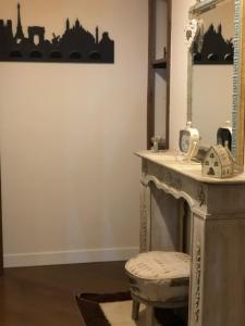 利维松多里Colle House的一间带镜子和凳子的梳妆台