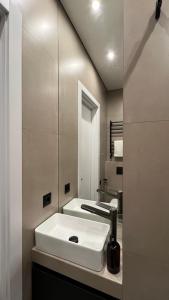 查克维Dreamside Apartments的浴室设有白色水槽和镜子