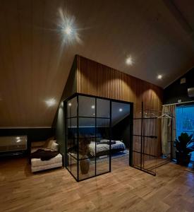 LjungMysig lägenhet med öppen planlösning på hästgård.的一间卧室设有一张床和一个大型玻璃墙