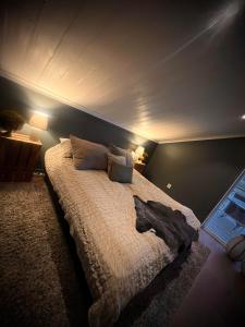 LjungMysig lägenhet med öppen planlösning på hästgård.的一间卧室,卧室内配有一张大床