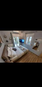 约阿尼纳Φιλοξενία的一间卧室设有一张大床和两个窗户。
