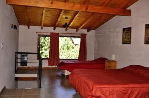圣卡洛斯-德巴里洛切Cabaña en Villa Los Coihues的一间卧室设有两张床和窗户。