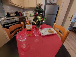 约阿尼纳Φιλοξενία的一张桌子,上面有酒杯和圣诞树