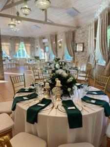 ToliejaiVila "Santa Barbara"的一张为婚礼准备的桌子,上面有绿色餐巾