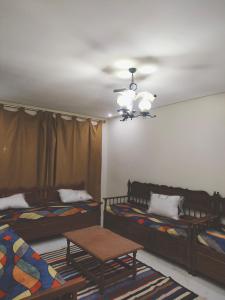 托泽尔Dar Ranim Tozeur的客房设有两张床和天花板。