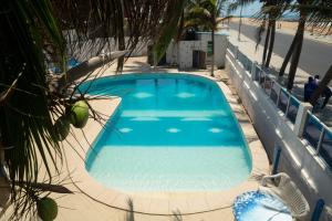 科托努Tahiti Hotel的海滩旁的大型蓝色游泳池