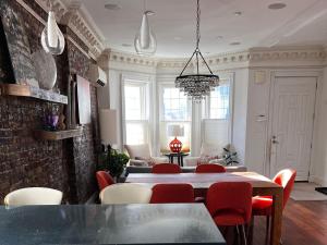 布鲁克林GEM of a Free-Standing Family House in Great Neighborhood的一间带桌子和红色椅子的用餐室