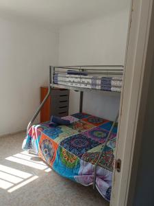 阿利坎特Casa Rural Natur Libre的一间卧室配有一张双层床,床上有被子