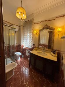 那不勒斯MG Luxury Home的一间带水槽和镜子的浴室