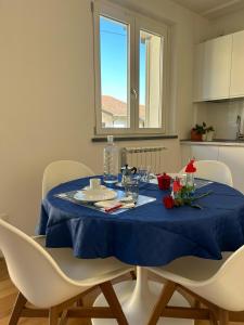 布蒂Casa Elogi的一张餐桌,上面有蓝桌布