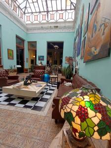 蒙得维的亚El secreto Casa Art的客厅配有沙发和桌子