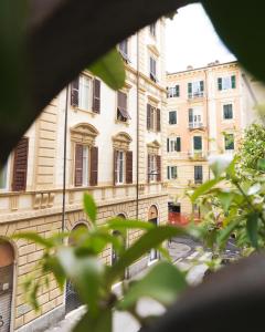 斯培西亚i sapori del levante的从窗户可欣赏到建筑的景色