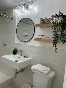 法尔茅斯水手汽车旅馆的一间带水槽、镜子和卫生间的浴室