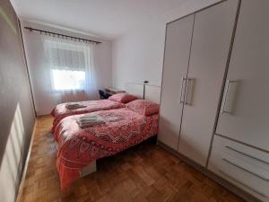 VogrskoPri Stari murvi的一间小卧室,配有一张床和一个梳妆台