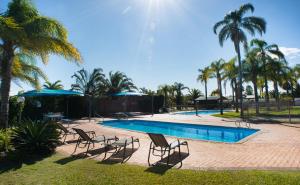卡尔巴里棕榈度假酒店内部或周边的泳池
