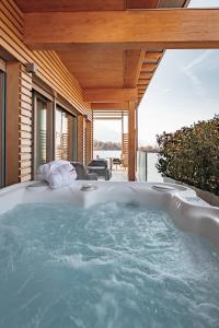 特伦托玛杜左别墅酒店的海景房屋内的热水浴池