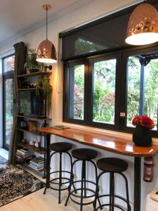 Egmont VillageTiny Home Luxury Farm Escape的厨房设有大窗户和带凳子的台面