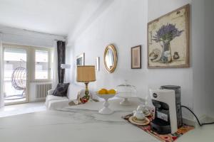 卡托利卡Suite vista mare的白色的客房配有床和咖啡壶