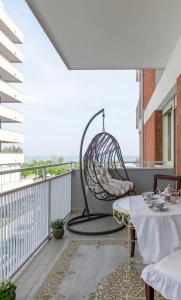 卡托利卡Suite vista mare的阳台配有秋千和桌子