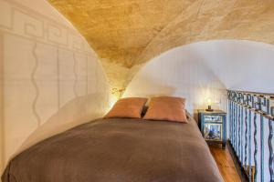 阿维尼翁La Chapelle du Miracle的一间卧室,卧室内配有一张大床