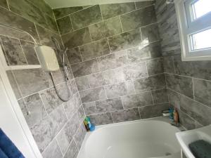 威瑟恩西348 Golden Sands的带淋浴和浴缸的浴室