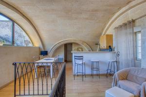 阿维尼翁La Chapelle du Miracle的厨房和带拱形天花板的客厅