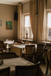 卡斯特尔莱Hotel Kempenrust的用餐室设有桌椅和窗户。