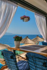 萨兰达Fabeno Villa的一张桌子和椅子,享有海景