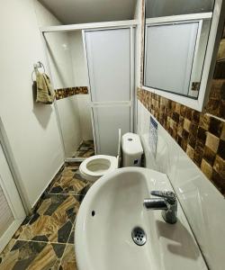 普罗维登西亚On time view的浴室配有白色水槽和卫生间。