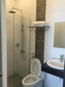 波德申海市蜃楼PD酒店的带淋浴、卫生间和盥洗盆的浴室