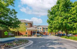 日耳曼敦Extended Stay America Suites - Washington DC Germantown Milestone的街道边有标志的建筑物