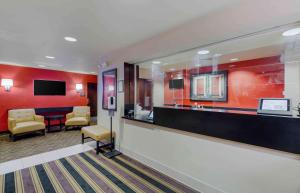 日耳曼敦Extended Stay America Suites - Washington DC Germantown Milestone的大堂设有1间带桌椅的等候室