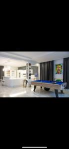 CheragaSunset view的客厅配有乒乓球桌