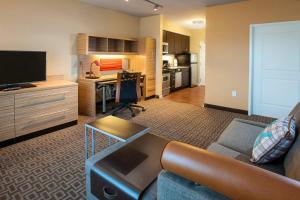 布卢明顿TownePlace Suites by Marriott Minneapolis near Mall of America的带沙发和书桌的客厅