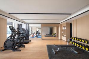 成都成都高新万枫酒店的健身房,配有跑步机和健身器材