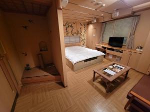 姬路TsukinoAkari月燈 姫路城隣的一间小卧室,配有一张床和一张桌子