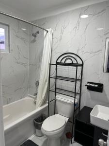 拿骚Stay BnB的浴室配有卫生间、浴缸和水槽。