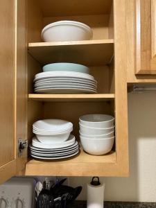 基黑Nani Kai Hale的厨房里装满盘子和碗的橱柜