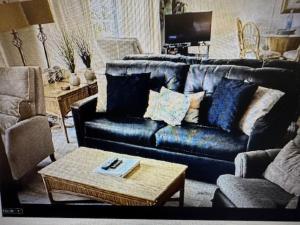 基黑Nani Kai Hale的客厅配有蓝色的沙发和茶几