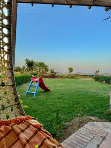 艾因苏赫纳5-BR beachfront Villa on Red Sea - stunning view的一个带滑梯的操场的院子