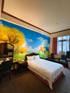 罗东镇东方商务大饭店的酒店客房设有一张床,墙上挂有绘画作品