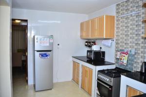 KakamegaMusundi Luxury Homes的厨房配有冰箱和炉灶。