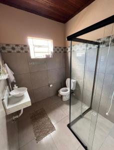 帕萨夸特鲁Casinha Verde的一间带玻璃淋浴和卫生间的浴室