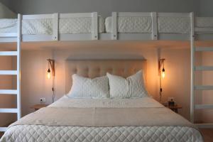 帕拉卡斯Acogedora Casa en Condominio Oasis的一间卧室设有两张双层床和两盏灯。
