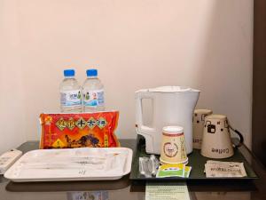 罗东镇东方商务大饭店的配有咖啡壶和瓶装水的柜台