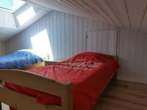 ArlempdesGîte Arlempdes, 5 pièces, 8 personnes - FR-1-582-107的一间卧室配有一张带红色毯子的床